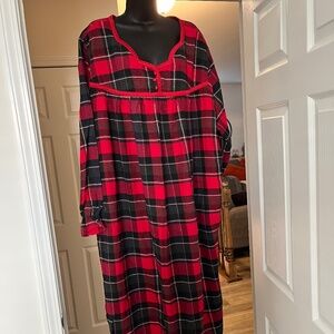 Plaid nightgown, size 30/32 which corresponds to 5x